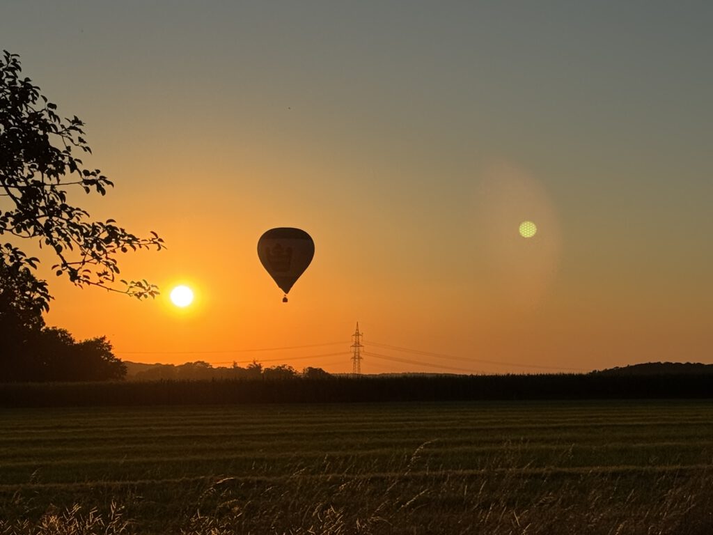 Im Sonnenuntergang mit dem Ballon