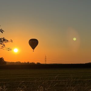 Im Sonnenuntergang mit dem Ballon